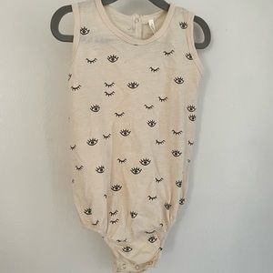 Rylee + cru eye onesie (18-24m) EUC